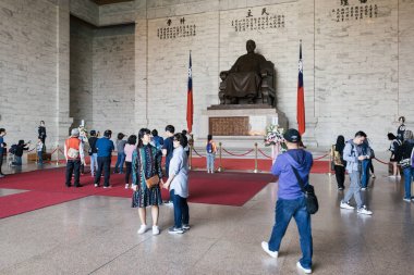 Taipei, Tayvan - 4 Nisan 2017: Ziyaretçi, heykel, Çan Kay-Şek Chiang Kai-shek Memorial Hall Taipei, Tayvan ana odasında. 