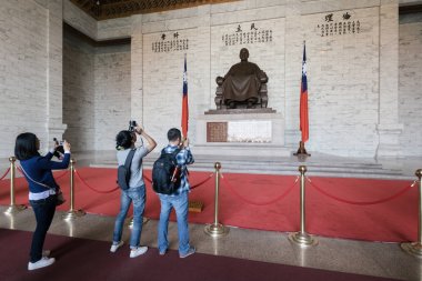 Taipei, Tayvan - 4 Nisan 2017: Ziyaretçi, heykel, Çan Kay-Şek Chiang Kai-shek Memorial Hall Taipei, Tayvan ana odasında. 