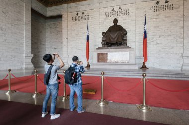 Taipei, Tayvan - 4 Nisan 2017: Ziyaretçi, heykel, Çan Kay-Şek Chiang Kai-shek Memorial Hall Taipei, Tayvan ana odasında. 