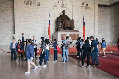 Taipei, Tayvan - 4 Nisan 2017: Ziyaretçi, heykel, Çan Kay-Şek Chiang Kai-shek Memorial Hall Taipei, Tayvan ana odasında. 