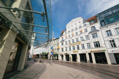 Schwerin, Almanya - 10 Eylül 2017: Marienplatz Schwerin eski şehir içinde genel bakış. (Marienplatz Schwerin ana kare olduğunu.