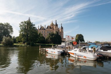 Schwerin, Almanya - 10 Eylül 2017: Schwerin kast ve tur tekneleri Schwerin, Almanya. 