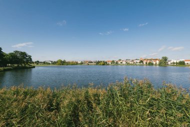 Schwerin, Almanya - 10 Eylül 2017: Lake Schwerin ve Uzaktan Schwerin şehir manzarası. 
