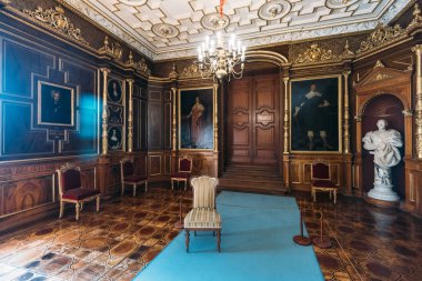 Schwerin, Almanya - 10 Eylül 2017: iç ve Schwerin kale müze Sergisi. Müzenin güzel Odalar, silah, ince çini ve gümüş ducal kez görkemi gösterir.