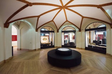 Schwerin, Almanya - 10 Eylül 2017: iç ve Schwerin kale müze Sergisi. Müzenin güzel Odalar, silah, ince çini ve gümüş ducal kez görkemi gösterir.