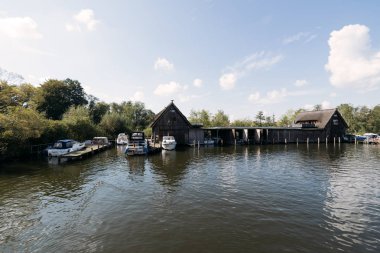 Schwerin, Almanya - 10 Eylül 2017: Teknelere, Schwerin, Almanya bir tekne evde açık otopark. 