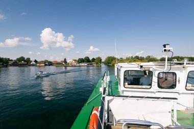 Schwerin, Almanya - 10 Eylül 2017: Lake Schwerin Almanya üzerinde bir touristboat tarafından geçen bir motorlu tekne. 