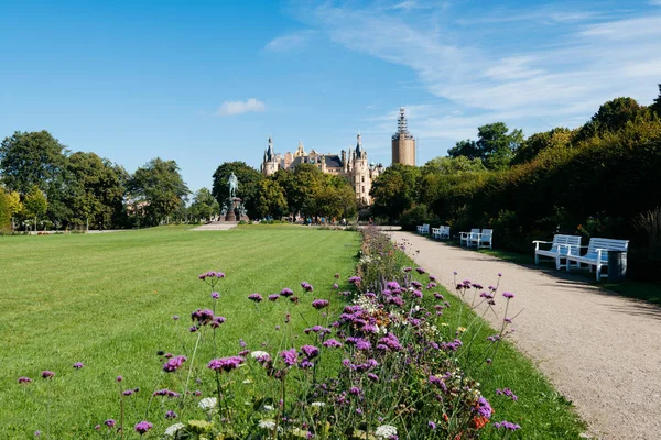 Schwerin Německo Září 2017 Schwerin Palác Zahrady Květinami Slunečný Podzimní — Stock fotografie