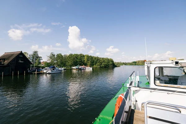 Schwerin Germania Settembre 2017 Una Barca Turistica Che Passa Davanti — Foto Stock