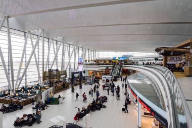 Budapeşte - Macaristan, 31 Mart 2018: Budapeşte Ferenc Liszt Uluslararası Havaalanı (Bud Terminal 2b, insanlar bekliyor).
