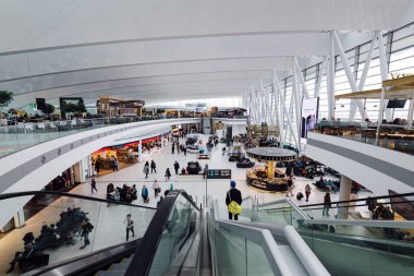 Budapeşte - Macaristan, 31 Mart 2018: Budapeşte Ferenc Liszt Uluslararası Havaalanı (Bud Terminal 2b, insanlar bekliyor).
