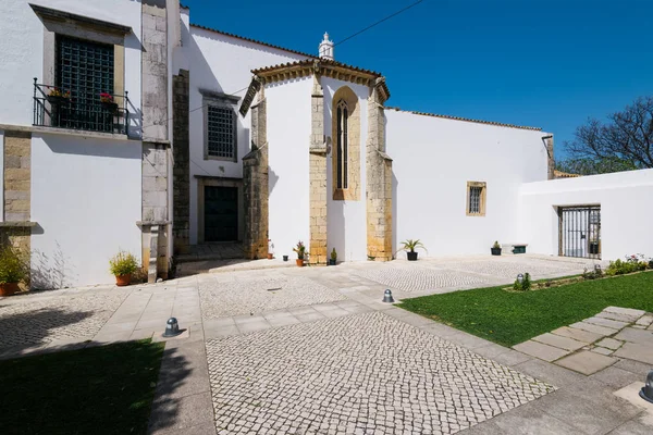 庭院在 大教堂 法罗大教堂 在老镇 阿尔加维 葡萄牙 — 图库照片