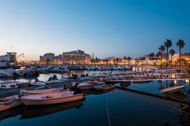 Faro - Portekiz, 1 Nisan 2018: Gece görünümü Algarve, Portekiz Faro Marina ve Old Town.