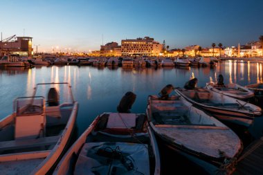 Faro - Portekiz, 1 Nisan 2018: Gece görünümü Algarve, Portekiz Faro Marina ve Old Town.
