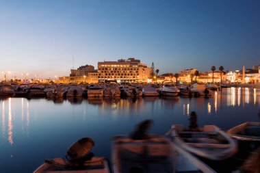 Faro - Portekiz, 1 Nisan 2018: Gece görünümü Algarve, Portekiz Faro Marina ve Old Town.