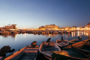 Faro - Portekiz, 1 Nisan 2018: Gece görünümü Algarve, Portekiz Faro Marina ve Old Town