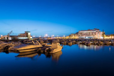 Faro - Portekiz, 1 Nisan 2018: Gece görünümü Algarve, Portekiz Faro Marina ve Old Town