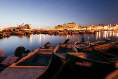 Faro - Portekiz, 1 Nisan 2018: Gece görünümü Algarve, Portekiz Faro Marina ve Old Town