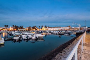 Faro - Portekiz, 1 Nisan 2018: Gece görünümü Algarve, Portekiz Faro Marina ve Old Town.
