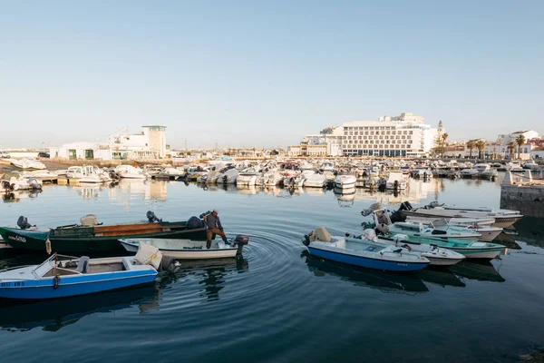 Faro Portugalia Kwietnia 2018 Rybacy Uruchamianie Silnika Jego Łodzi Wczesnym — Zdjęcie stockowe