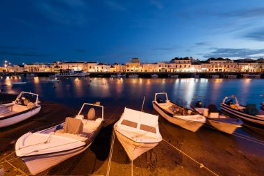 Balıkçı tekneleri Bankası eski Tavira şehir, Algarve, Portekiz Gilao nehrinde.