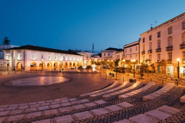 Tavira, Portekiz - Nisan 10; Eski şehir, Tavira gece Algarve, Portekiz 