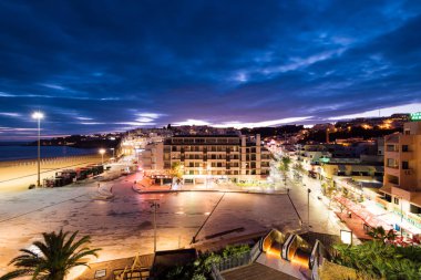Albufeira, Portekiz - Nisan 13: Albufeira şehir manzarası, gece. 