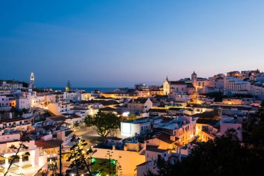 Algarve, Portekiz eski kasaba Albufeira şehir panoramik, gece görünümü. Albufeira, Portekiz Güney Algarve bölgesinde kıyı bir şehirdir. 