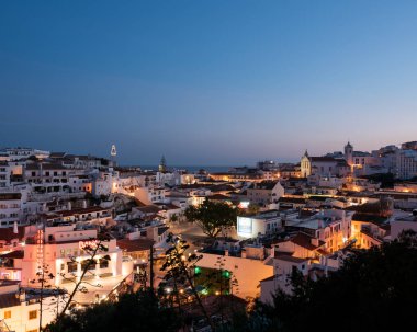 Albufeira, Portekiz - 16 Nisan: Algarve, Portekiz eski kasaba Albufeira şehir panoramik, gece görünümü. Albufeira, Portekiz Güney Algarve bölgesinde kıyı bir şehirdir.