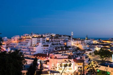 Albufeira, Portekiz - 16 Nisan: Algarve, Portekiz eski kasaba Albufeira şehir panoramik, gece görünümü. Albufeira, Portekiz Güney Algarve bölgesinde kıyı bir şehirdir.