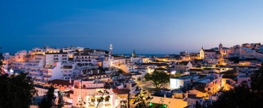 Algarve, Portekiz eski kasaba Albufeira şehir panoramik, gece görünümü. Albufeira, Portekiz Güney Algarve bölgesinde kıyı bir şehirdir. 