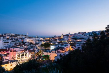 Albufeira, Portekiz - 16 Nisan: Algarve, Portekiz eski kasaba Albufeira şehir panoramik, gece görünümü. Albufeira, Portekiz Güney Algarve bölgesinde kıyı bir şehirdir.