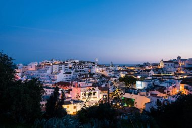 Albufeira, Portekiz - 16 Nisan: Algarve, Portekiz eski kasaba Albufeira şehir panoramik, gece görünümü. Albufeira, Portekiz Güney Algarve bölgesinde kıyı bir şehirdir.