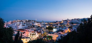 Albufeira, Portekiz - 16 Nisan: Algarve, Portekiz eski kasaba Albufeira şehir panoramik, gece görünümü. Albufeira, Portekiz Güney Algarve bölgesinde kıyı bir şehirdir.