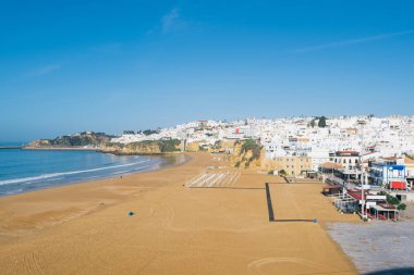 Albufeira, Portekiz - 16 Nisan:, Panoramik Algarve, Portekiz eski kasaba Albufeira şehirde. Albufeira, Portekiz Güney Algarve bölgesinde kıyı bir şehirdir. 