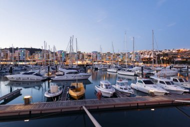 Albufeira, Portekiz - 17 Nisan: Gece görünümü motorbot gece Albufeira Marina ve Lüks Yatlar. Albufeira, Portekiz Güney Algarve bölgesinde kıyı bir şehirdir. 