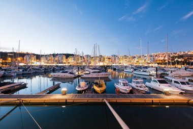 Albufeira, Portekiz - 17 Nisan: Gece görünümü motorbot gece Albufeira Marina ve Lüks Yatlar. Albufeira, Portekiz Güney Algarve bölgesinde kıyı bir şehirdir. 
