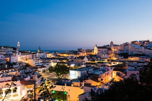アルブフェイラ ポルトガル ポルトガル アルガルヴェでアルブフェイラの街のパノラマ 夜の風景 アルブフェイラはポルトガルの南部アルガルヴェ地方の沿岸都市です — ストック写真