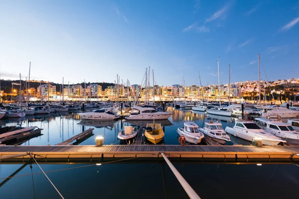 アルブフェイラ ポルトガル 高級ヨットや夜のアルブフェイラ マリーナでモーター ボートの夜景 アルブフェイラはポルトガルの南部アルガルヴェ地方の沿岸都市です — ストック写真