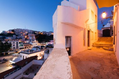 Albufeira, Portekiz - 18 Nisan:, Gece panoramik Algarve, Portekiz eski Albufeira şehir şehir. 