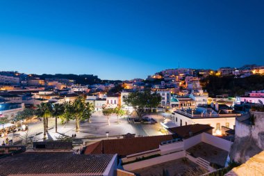 Albufeira, Portekiz - 18 Nisan:, Gece panoramik Algarve, Portekiz eski Albufeira şehir şehir. 