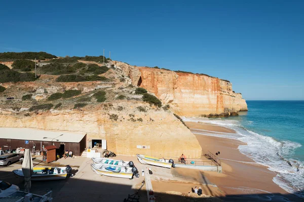 Albufeira Portugal April Vacker Liten Strand Med Turbåtar Benagil Algarve — Stockfoto