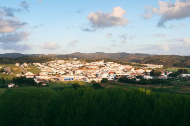 Algarve, Portekiz Aljezur şehrin yükseltilmiş görünümü 