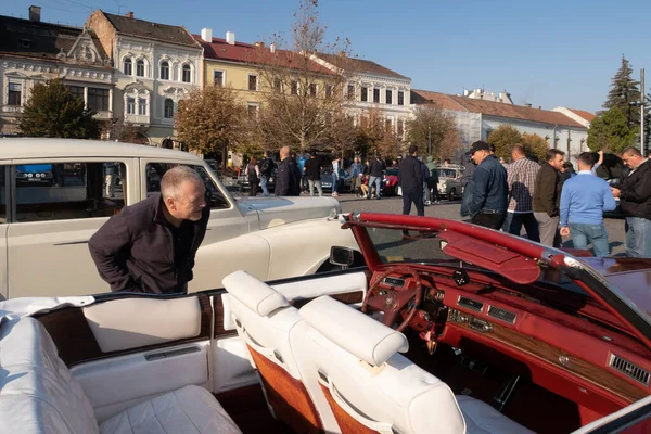 Cluj Napoca Romania Oct 2019 Visitors Retro Mobile Autumn Parade — Stock Photo, Image