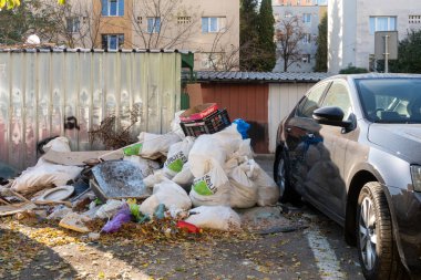 Cluj Napoca, Romanya - 25 Ekim 2019: Romanya 'nın Cluj Napoca kentindeki banliyölerde toplanmamış çöp. 