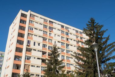 Cluj Napoca, Romanya - 25 Ekim 2019: Komünist dönemdeki apartman bloğu. 