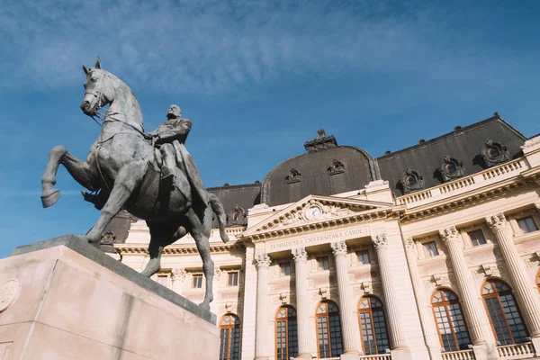 Bucarest Rumanía Diciembre 2019 Biblioteca Central Bucarest Estatua Del Rey —  Fotos de Stock