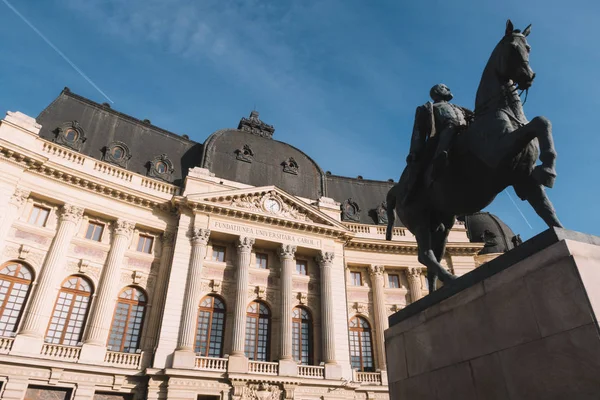 Bukareszt Rumunia Grudnia 2019 Centralna Biblioteka Uniwersytecka Bukareszcie Statua Króla — Zdjęcie stockowe