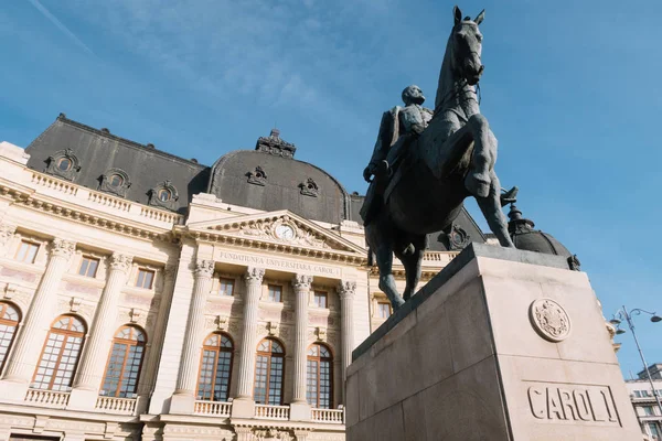 Bucareste Romênia Dez 2019 Biblioteca Universidade Central Bucareste Estátua Rei — Fotografia de Stock