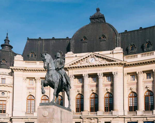 Bukareszt Rumunia Grudnia 2019 Centralna Biblioteka Uniwersytecka Bukareszcie Statua Króla — Zdjęcie stockowe